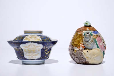 Un bol couvert en porcelaine d'Arita dor&eacute; et bleu et blanc avec une th&eacute;i&egrave;re en biscuit de Banko, Japon, Edo et Meiji, 17/19&egrave;me