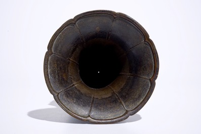 Un vase en bronze &agrave; figures appliqu&eacute;es, Chine, 19&egrave;me