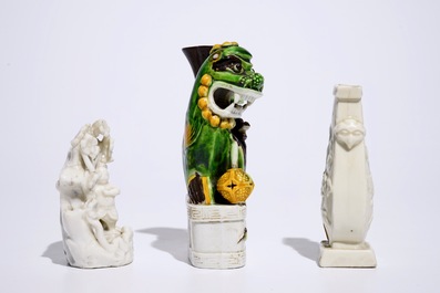 A Chinese Dehua blanc de Chine vase and a small group, with a sancai-style buddhist lion joss stick holder, 18/19th C.