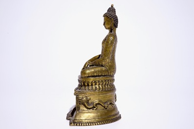 Een verguld bronzen model van Boeddha op een troon, Nepal of Tibet, 19/20e eeuw