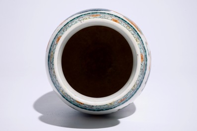 Un vase de forme ovo&iuml;de en porcelaine de Chine famille verte, 19&egrave;me