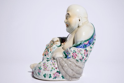 Un grand mod&egrave;le de Bouddha en porcelaine de Chine famille rose, 19/20&egrave;me