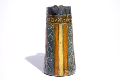 Een kan met spreuk in Torhouts aardewerk, gesign. LMV, ca. 1900