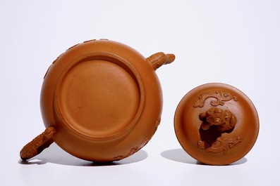 Een fraaie Chinese Yixing steengoed theepot met deksel, Kangxi