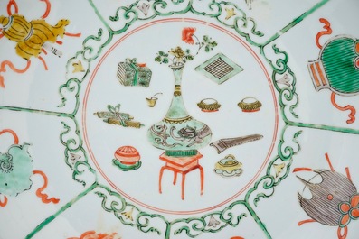 Un plat en porcelaine de Chine famille verte aux symboles tao&iuml;stes, Kangxi