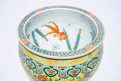 Un petit aquarium &agrave; d&eacute;cor de dragons en porcelaine de Chine famille verte sur fond jaune, 19&egrave;me