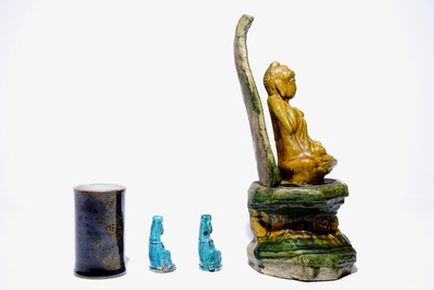 A Chinese sancai Buddha on a throne, two turquoise Guanyin figures and a black and gilt brushpot, 18/19th C.