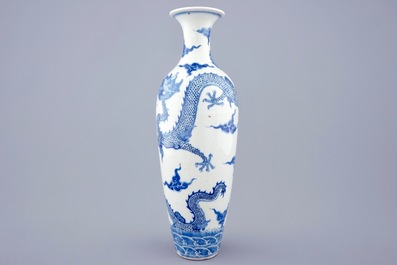 Un vase de forme meiping aux dragons en porcelaine de Chine bleu et blanc, marque Kangxi, 19&egrave;me