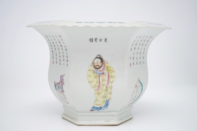 Une jardini&egrave;re hexagonale en porcelaine de Chine famille rose &agrave; d&eacute;cor &quot;Wu Shuang Pu&quot;, 20&egrave;me