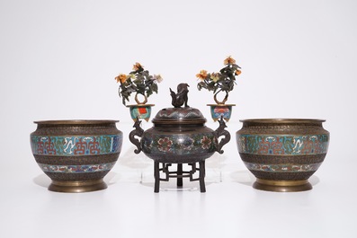 Een Japanse champlev&eacute; bronzen wierookbrander, een paar urnes en twee boompjes in half-edelsteen, Meiji, 19/20e eeuw