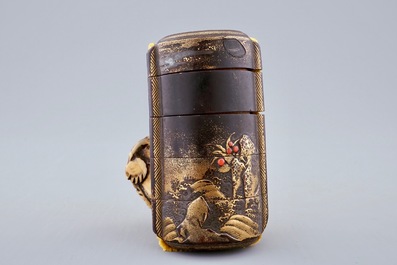 Een Japanse gelakte inro met schildpad netsuke in ivoor, Meiji, 19e eeuw