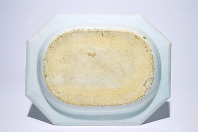 Un grand plat octogonal armori&eacute; en porcelaine de Chine famille rose, Qianlong