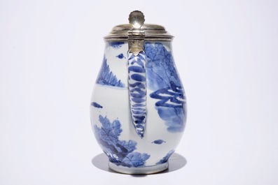 Une chope en porcelaine Arita de Japon bleu et blanc avec un couvercle en argent hollandais, Edo, 17&egrave;me