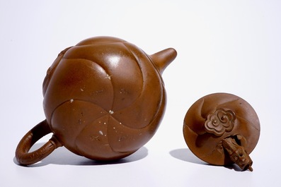 Een Chinese Yixing steengoed theepot met draken, 19/20e eeuw