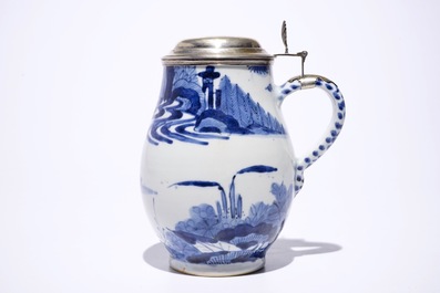 Une chope en porcelaine Arita de Japon bleu et blanc avec un couvercle en argent hollandais, Edo, 17&egrave;me