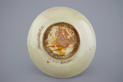 Un plat en porcelaine de Chine, dit de Swatow, &agrave; d&eacute;cor de lions bouddhistes, Ming