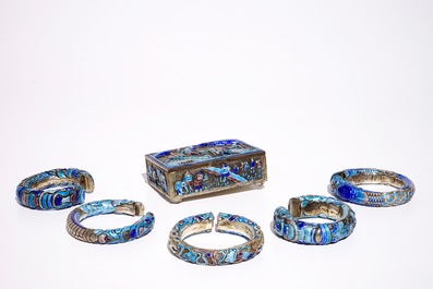 Une bo&icirc;te couverte et cinq bracelets en argent &eacute;maill&eacute;, Chine, 19&egrave;me