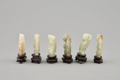 Dix figures diverses en jade sculpt&eacute; sur socles en bois, 19/20&egrave;me