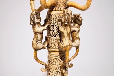 Een uitzonderlijk paar grote Chinese kandelaars in ajour bewerkt ivoor, 18/19e eeuw