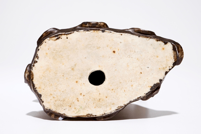 Un mod&egrave;le de Shou Lao en porcelaine de Chine avec dorure sur fond noir, 19/20&egrave;me