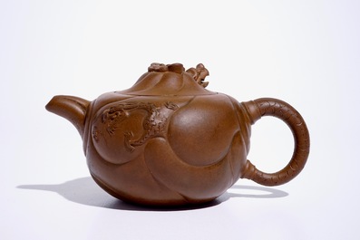Een Chinese Yixing steengoed theepot met draken, 19/20e eeuw