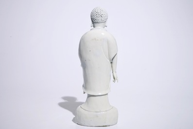 Un mod&egrave;le de Bouddha debout en blanc de Chine de Dehua, marque sur le dos, Kangxi