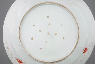 Un tr&egrave;s grand plat en porcelaine de style famille rose, Samson, Paris, 19&egrave;me