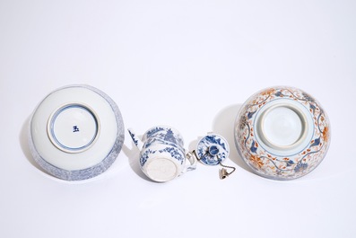A Chinese blue and white octagonal bowl and teapot and an Imari-style bowl, 18/19th C.