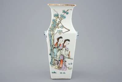 Un vase de forme carr&eacute;e en porcelaine de Chine qianjiang, 19/20&egrave;me