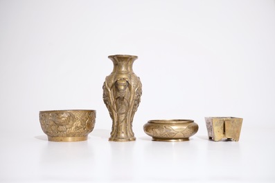 Drie Chinese bronzen kommen of wierookbranders en een vaas, 19/20e eeuw