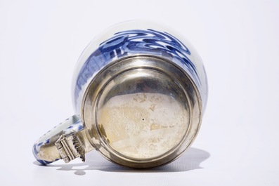 A blue and white Japanese Arita tankard with Dutch silver cover, Edo, 17th C.