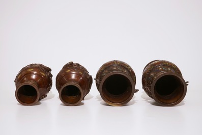 Deux paires de vases en bronze et &eacute;mail champlev&eacute;, Japon, Meiji, 19&egrave;me