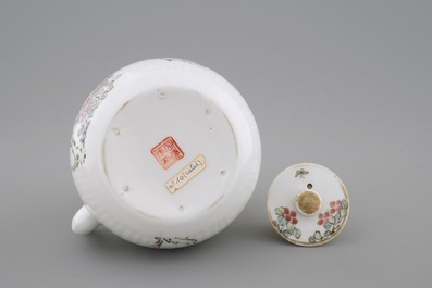Een Chinese qianjiang cai theepot met deksel, 19/20e eeuw