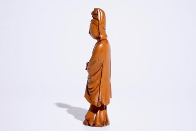 Een Chinees gesculpteerd houten model van een Guanyin, 19/20e eeuw
