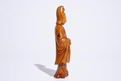 Een Chinees gesculpteerd houten model van een Guanyin, 19/20e eeuw