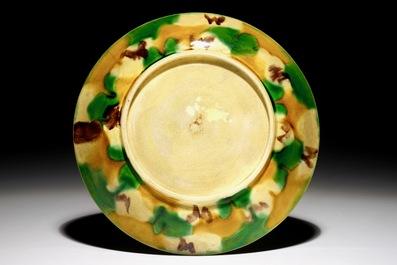A Chinese spinach and egg glazed plate, 19th C.