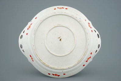 Un vase et un pr&eacute;sentoir en porcelaine Kutani de Japon, Meiji, 19&egrave;me