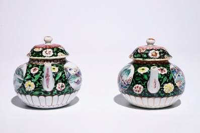 Une paire de th&eacute;i&egrave;res sur supports en porcelaine de Chine famille noire, Yongzheng