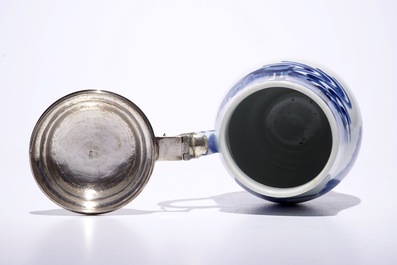 A blue and white Japanese Arita tankard with Dutch silver cover, Edo, 17th C.