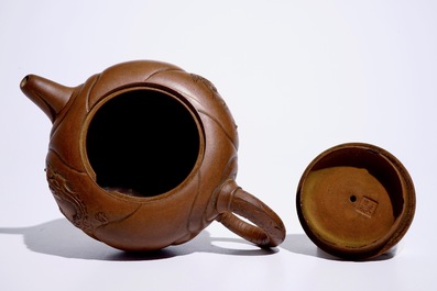 Een Chinese Yixing steengoed theepot met draken, 19/20e eeuw