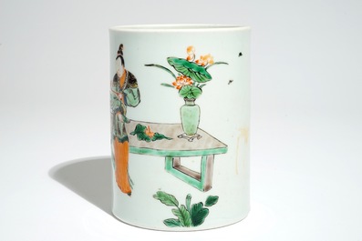 Un pot &agrave; pinceaux en porcelaine de Chine famille verte de style Kangxi, 19/20&egrave;me