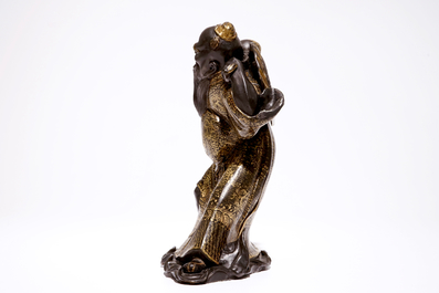 Un mod&egrave;le de Shou Lao en porcelaine de Chine avec dorure sur fond noir, 19/20&egrave;me