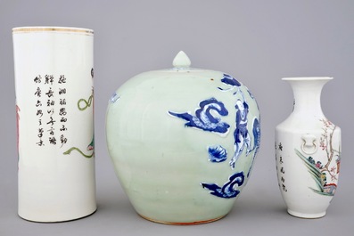 Un lot vari&eacute; en porcelaine de Chine famille rose et bleu et blanc, 19/20&egrave;me