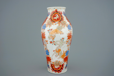 Un vase et un pr&eacute;sentoir en porcelaine Kutani de Japon, Meiji, 19&egrave;me