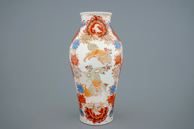 Un vase et un pr&eacute;sentoir en porcelaine Kutani de Japon, Meiji, 19&egrave;me