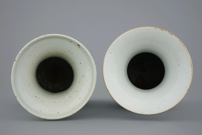 Deux vases en porcelaine de Chine famille rose et bleu et blanc sur fond c&eacute;ladon, 19/20&egrave;me