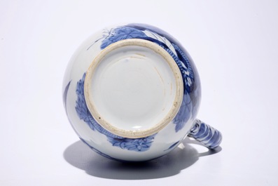 Une chope en porcelaine Arita de Japon bleu et blanc avec un couvercle en argent hollandais, Edo, 17&egrave;me
