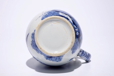 A blue and white Japanese Arita tankard with Dutch silver cover, Edo, 17th C.