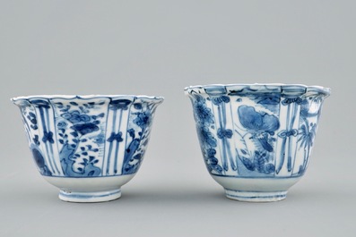 Twee Chinese blauw-witte kraaienkommen, Ming, Wanli