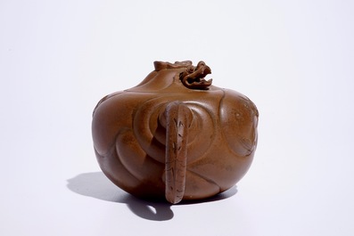Een Chinese Yixing steengoed theepot met draken, 19/20e eeuw